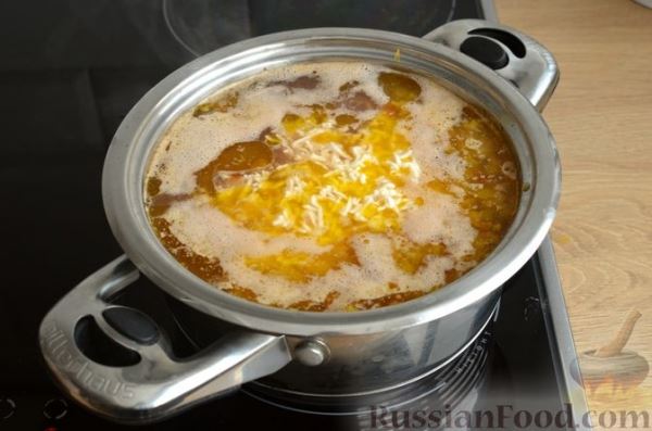 Фасолевый суп с плавленым сыром и беконом