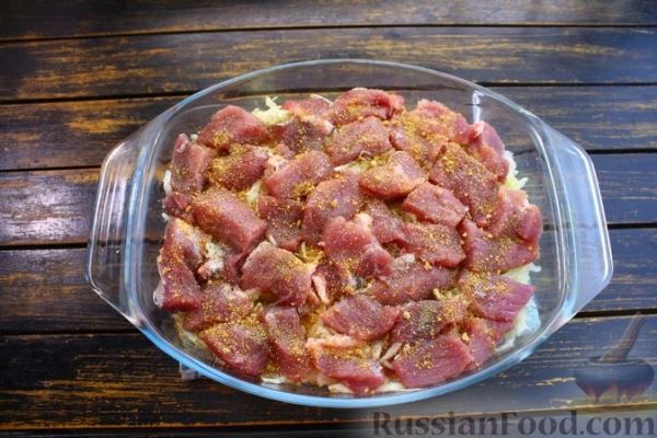 Капуста, запечённая со свининой в томатном соке