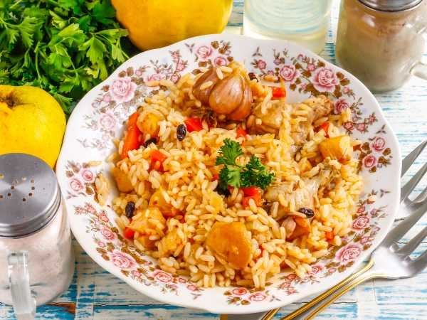 Курица с рисом на сковороде