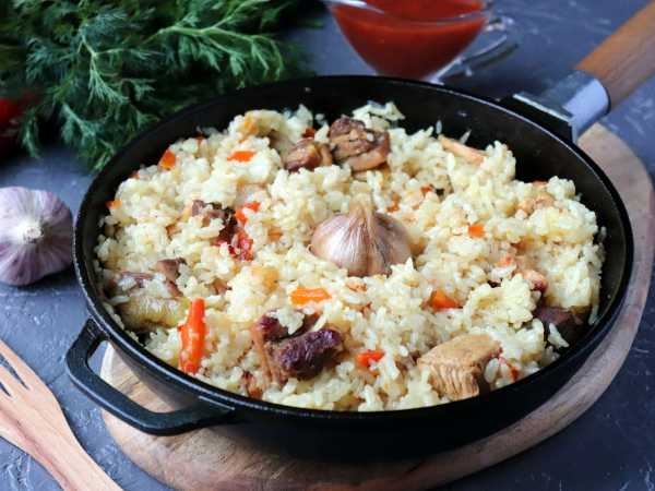 Курица с рисом на сковороде