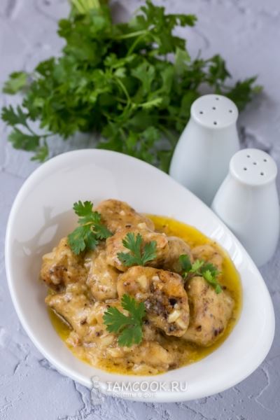 Курица в чесночном соусе на сковороде