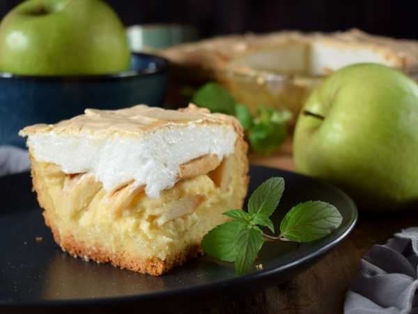 Пирог из двух видов теста (с яблоками)