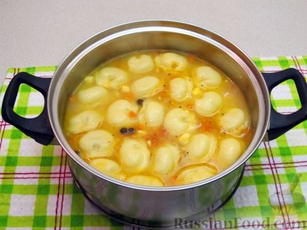 Суп с пельменями и яйцом