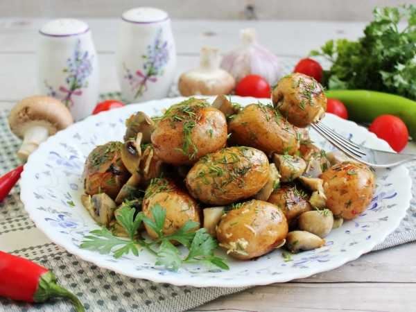 Жареная картошка с грибами и яйцами
