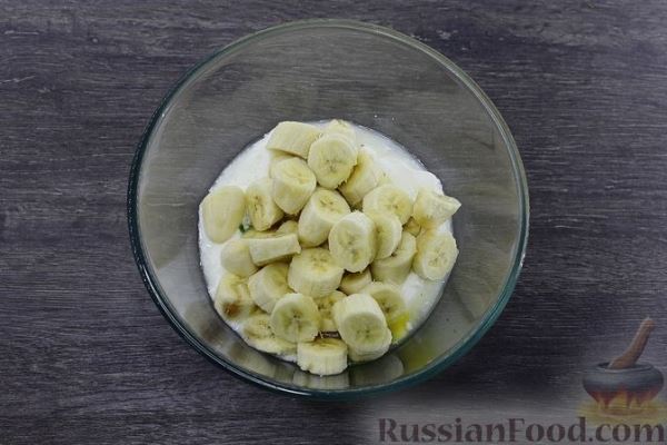 Десерт из запечённых бананов с йогуртом и мятой