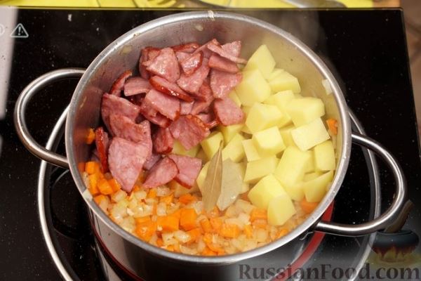Картофельный суп с жареной колбасой и паприкой