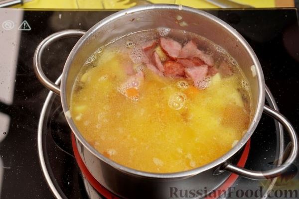 Картофельный суп с жареной колбасой и паприкой