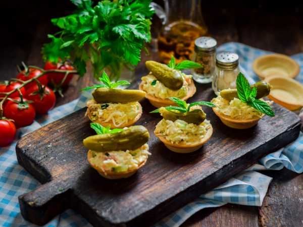Салат с авокадо в тарталетках