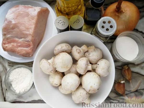 Свинина, тушенная с грибами и сливками